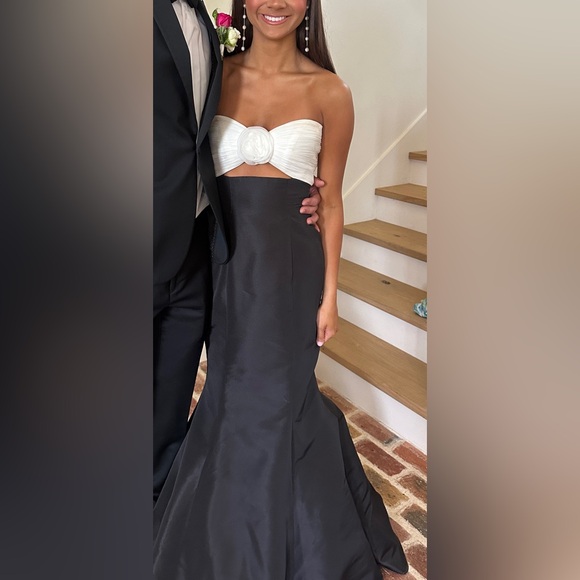 Sherri Hill 56058, size 0, ivory/black - Picture 3 of 13